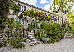 Ref. 2403293 | Entzückende Auffahrt mit mediterraner Bepflanzung