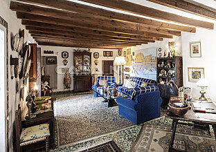 Ref. 2403293 | Rurales Wohnzimmer mit schicker Holzbalkendecke