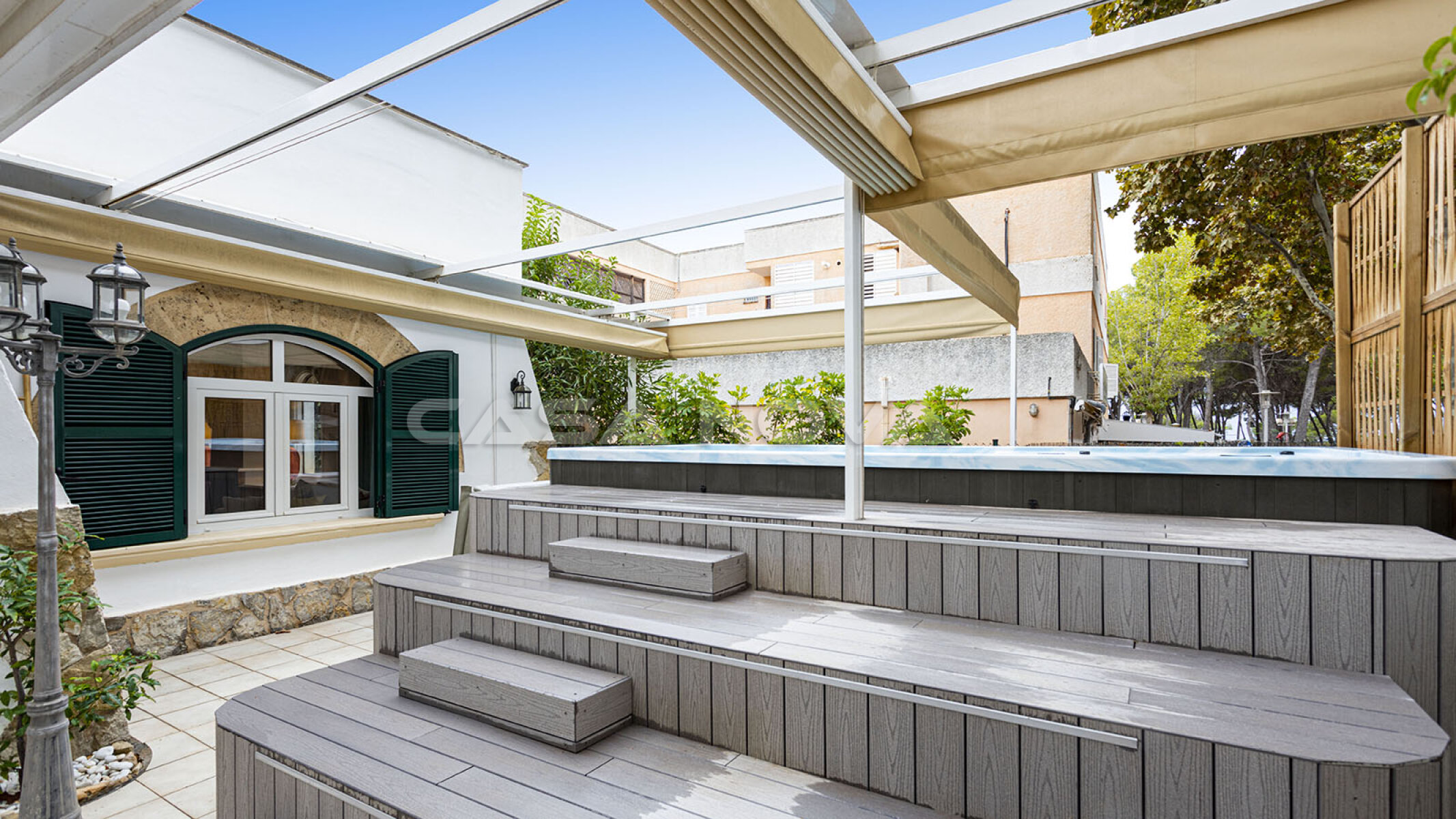 Terraza exterior con jacuzzi para disfrutar