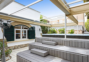 Mediterrane Villa mit modernen Akzenten fußläufig zum Strand