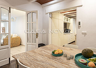 Ref. 2303298 | Cocina amueblada contigua con techo de vigas de madera
