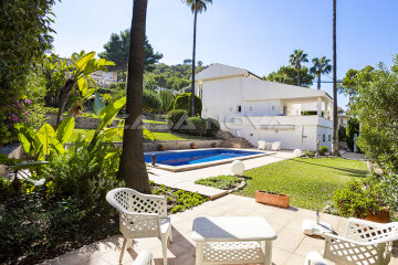 Mallorca Villa con piscina rodeada de terrazas soleadas