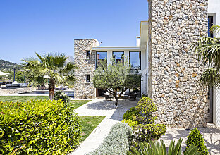 Ref. 2403299 | Imposing entrance to the villa