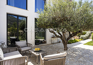 Ref. 2403299 | Skillfully landscaped garden with Mediterranean accents