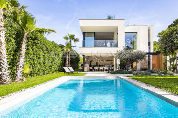 Avant-garde new build villa with sea view
