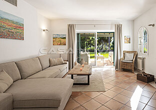 Ref. 2303311 | Helles Wohnzimmer mit Kamin und Terrassenzugang