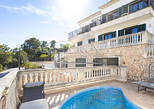Mediterrane Doppelhaushälfte mit Pool und Panoramablick