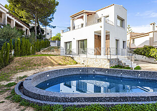 Ref. 2403129 | Modernized villa with elegant design near the harbor