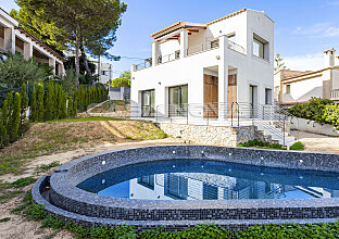 Villa modernizada con diseño elegante cerca del puerto nautico
