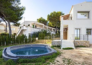 Ref. 2403129 | Modernisierte Villa mit elegantem Design in Yachthafennähe