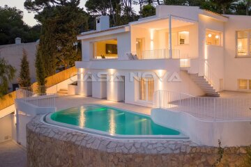 Luxury villa in a class of its own with incomparable sea view