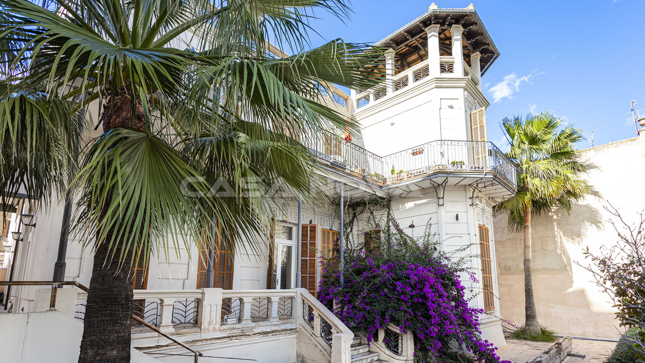 Art Nouveau villa with lots of potential near the harbour