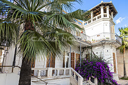 Art Nouveau villa with lots of potential near the harbour