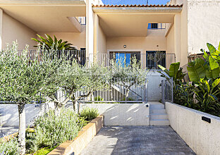 Ref. 2303325 | Chic entrance area with Mediterranean planting