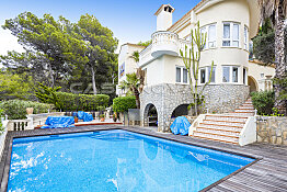 Mediterrane Villa mit Pool in 1. Meereslinie und Strandzugang