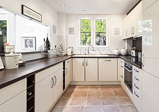 Ref. 2303340 | Modern fitted kitchen fully equipped with electrical appliances