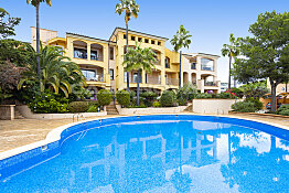 Apartamento con jardín en residencia mediterránea
