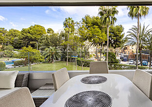 Ref. 1303342 | Stylish modernized apartment within walking distance to the beach