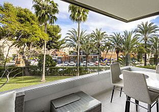 Ref. 1303342 | Stylish modernized apartment within walking distance to the beach