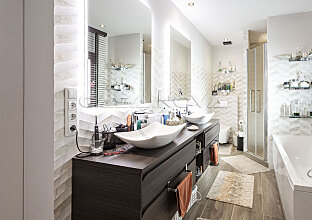 Ref. 2503345 | Modernes Badezimmer mit Wanne und Dusche