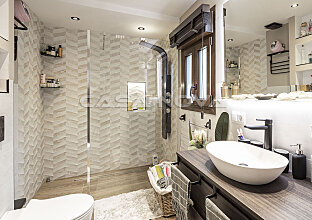 Ref. 2503345 | Bright bathroom with glass shower