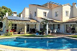 Encantadora villa con piscina con acentos mediterráneos