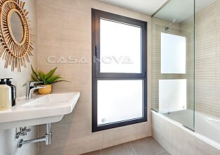 Ref. 1303355 | Bright bathroom with a big bathtub