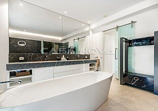 Ref. 2503363 | Sensational bathroom with bathtub