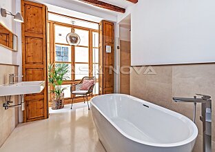 Ref. 2203372 | Großes Badezimmer mit Badewanne