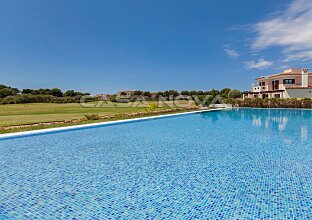 Ref. 2303373 | Tolles Reihenhaus in 1. Linie zum Golfplatz in beliebter Anlage