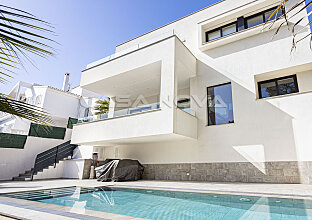 Ref. 2403384 | Chic designer villa in quiet residential area 