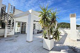Modern penthouse with great views and walking distance to the beach