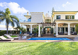 Exquisita villa de lujo con vistas al mar en precioso pueblo costero