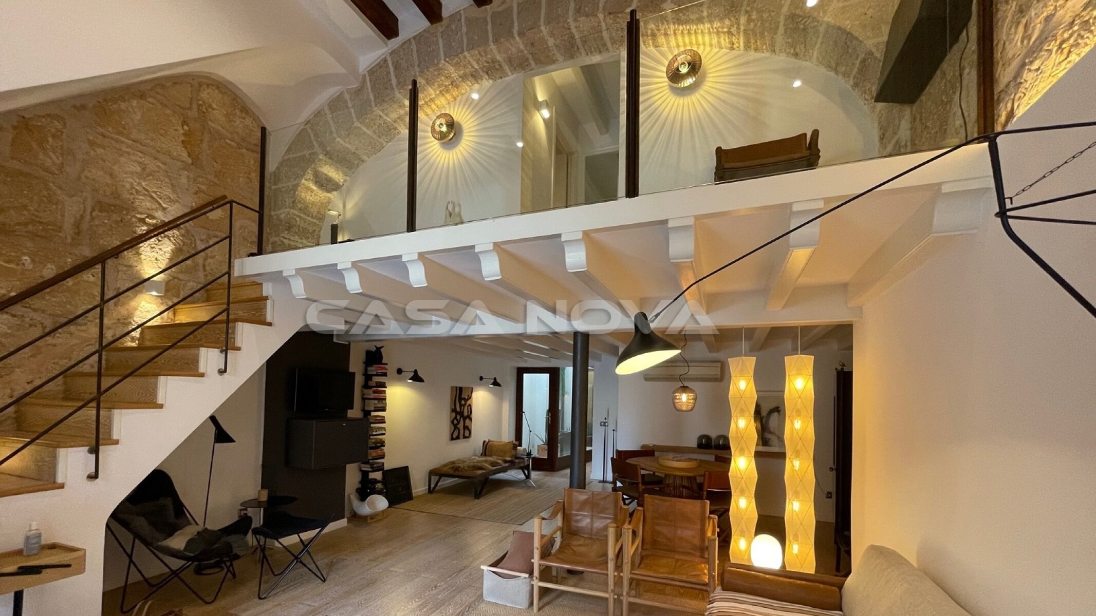 Elegante dplex de diseo con hermoso patio interior