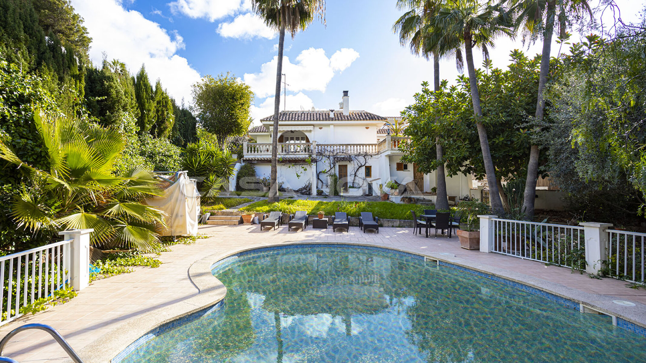 Villa romntica con precioso jardn y piscina 