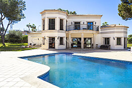 Mediterrane Villa mit schönem Garten und Swimmingpool