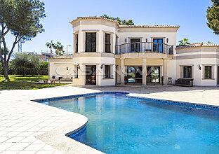 Villa mediterránea con precioso jardín y piscina