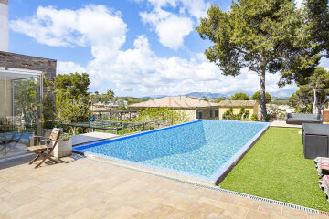 Great villa with large double plot and beautiful views