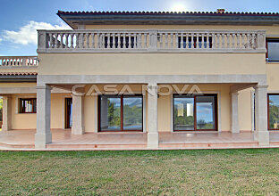 Ref. 247419 | Espaciosa villa de diseño elegante con vistas al mar 