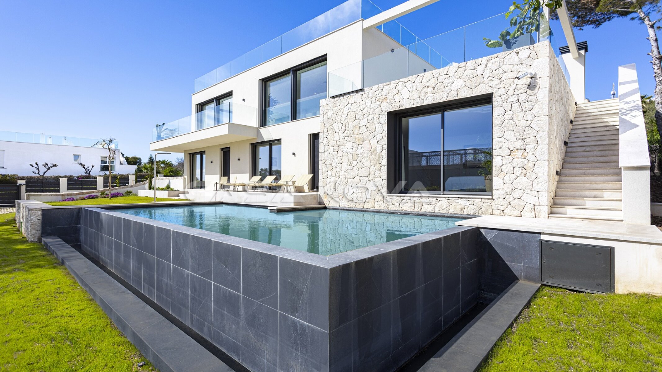 Villa de obra nueva con vistas al mar en la mejor zona residencial