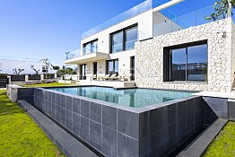 Villa de obra nueva con vistas al mar en la mejor zona residencial