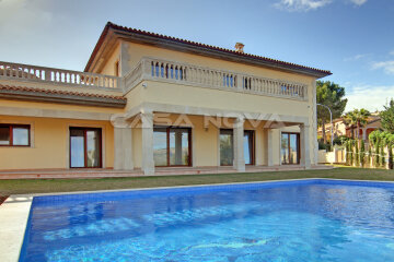 Spacious villa with elegant design with sea view