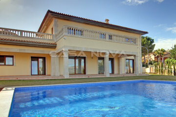 Espaciosa villa de diseño elegante con vistas al mar