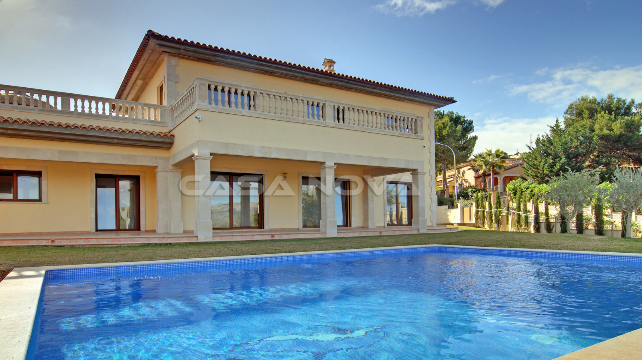 Espaciosa villa de diseo elegante con vistas al mar 