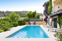 Fantastic house with wonderful pool and beautiful garden