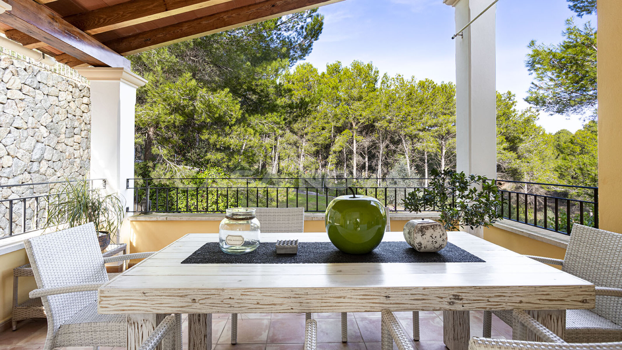 Cosy dining area with a view of the golf course