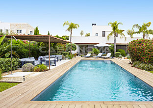 Moderne Villa mit großem Pool und gepflegtem Garten