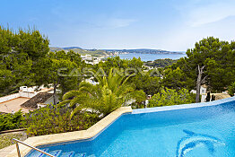 Lujosa villa orientada al sur con vistas al mar