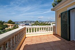 Luxurious villa with enchanting sea view