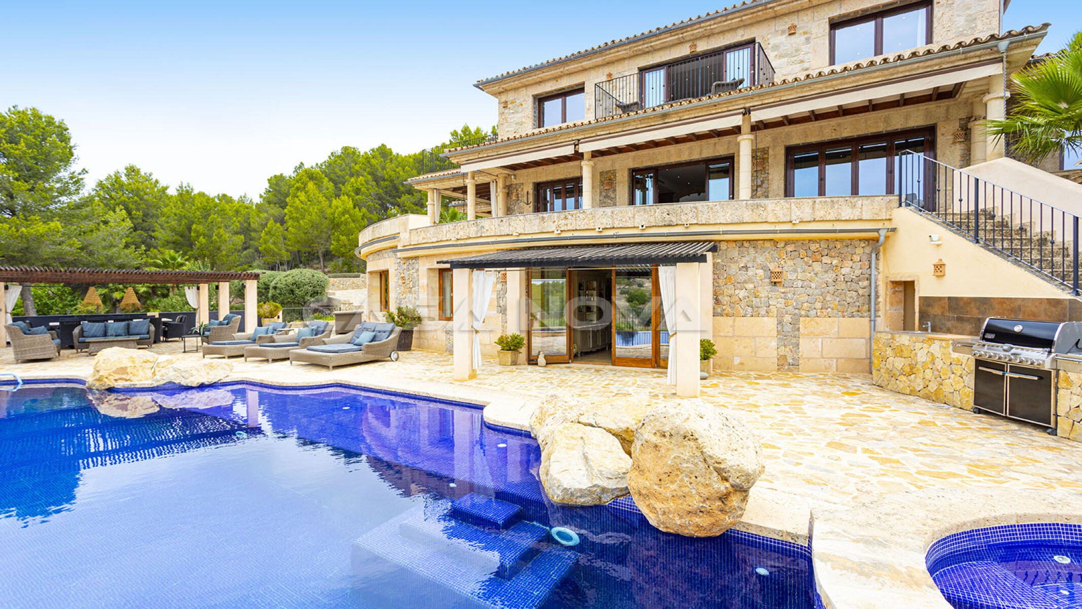 Enchanting mansion on large land in exclusive location